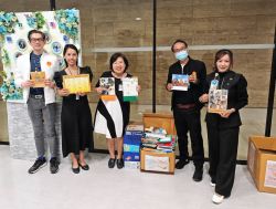 คณะทำงานเสริมสร้างความผาสุกและความผูกพัน สำนักวิชาการ รับมอบปฏิทินเก่าเพื่อเตรียมนำบริจาคต่อไป