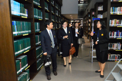 บรรณารักษ์นำชมบริเวณหนังสือวิชาการทั่วไป