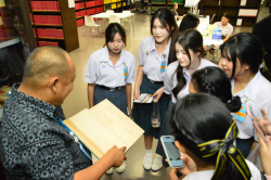 ผู้เยี่ยมชมให้ความสนใจกับสารสนเทศของหอสมุดรัฐสภา ประเภทหนังสือหายาก
