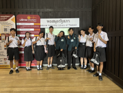 คณะครูและนักเรียน โรงเรียนลานกระบือวิทยา จังหวัดกำแพงเพชร ถ่ายภาพเป็นที่ระลึกบริเวณด้านหน้าหอสมุดรัฐสภา