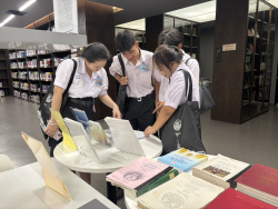 นักเรียนจากโรงเรียนลานกระบือวิทยา จังหวัดกำแพงเพชร ให้ความสนใจในรายงานการประชุมสภาผู้แทนราษฎร ครั้งที่ 1