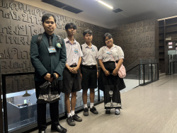 คณะครูและนักเรียน โรงเรียนลานกระบือวิทยา จังหวัดกำแพงเพชร ถ่ายภาพเป็นที่ระลึกบริเวณชั้น 9 ลอย