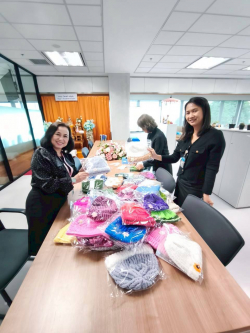 คณะทำงานฯ รวบรวมหมวกที่ถักเรียบร้อยแล้วเพื่อเตรียมจัดส่ง