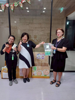 ตัวแทนคณะทำงานฯ รับมอบยาจากข้าราชการสำนักวิชาการ 