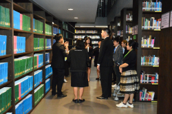 บรรณารักษ์นำชมและบรรยายข้อมูลสารสนเทศ บริเวณรายงานการประชุมวุฒิสภา