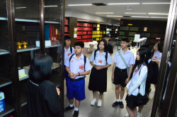 บรรยากาศระหว่างเยี่ยมชมสารสนเทศของหอสมุดรัฐสภา ประเภทหนังสือหายาก