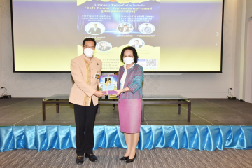 นางพรพิศ เพชรเจริญ เลขาธิการสภาผู้แทนราษฎร มอบหนังสือที่ระลึกแก่วิทยากรนายวีระศักดิ์ โควสุรัตน์ สมาชิกวุฒิสภา