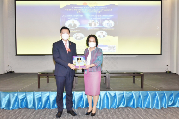 นางพรพิศ เพชรเจริญ เลขาธิการสภาผู้แทนราษฎร มอบหนังสือที่ระลึกแก่วิทยากร ศาสตราจารย์กิตติ ประเสริฐสุข หัวหน้าสาขาวิชาการระหว่างประเทศ คณะรัฐศาสตร์ มหาวิทยาลัยธรรมศาสตร์