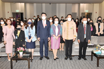 นางพรพิศ เพชรเจริญ เลขาธิการสภาผู้แทนราษฎร และวิทยากร ถ่ายภาพร่วมกับผู้เข้าร่วมเสวนา