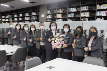 นางพรพิศ เพชรเจริญ เลขาธิการสภาผู้แทนราษฎร ถ่ายภาพที่ระลึกร่วมกับเจ้าหน้าที่สำนักวิชาการ