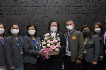 เลขาธิการสภาผู้แทนราษฎร รับมอบดอกไม้จากนายมาณิช อินทฉิม ผู้อำนวยการสำนักวิชาการ