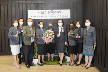 นางพรพิศ เพชรเจริญ เลขาธิการสภาผู้แทนราษฎร ถ่ายภาพที่ระลึกร่วมกับเจ้าหน้าที่สำนักวิชาการ
