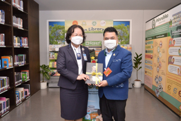 นางพรพิศ เพชรเจริญ เลขาธิการสภาผู้แทนราษฎร มอบของที่ระลึกแก่นายวรพล จันทร์งาม รองอธิบดีกรมส่งเสริมคุณภาพสิ่งแวดล้อม 