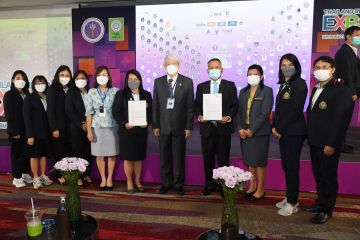 หน่วยงานเครือข่ายในระบบวิจัยที่ผ่านการรับรองมาตรฐานสากล CoreTrustSeal ในการจัดการข้อมูลในคลังสารสนเทศดิจิทัล ถ่ายภาพร่วมกับทีมนักวิจัย สำนักงานการวิจัยแห่งชาติ (วช.)