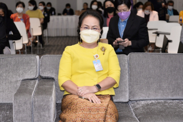 นางพรพิศ เพชรเจริญ เลขาธิการสภาผู้แทนราษฎร เป็นประธานในพิธีมอบรางวัลแนวปฏิบัติที่เป็นเลิศ