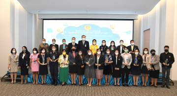 ผู้ที่ได้รับรางวัลถ่ายภาพร่วมกันในพิธีมอบรางวัลแนวปฏิบัติที่เป็นเลิศ (Best Practices) ประจำปีงบประมาณ พ.ศ. 2565 ของสำนักงานเลขาธิการสภาผู้แทนราษฎร