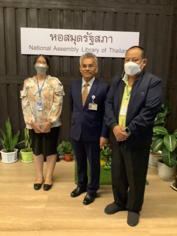 รองศาสตราจารย์รงค์ บุญสวยขวัญ สมาชิกสภาผู้แทนราษฎร เข้าเยี่ยมชมหอสมุดรัฐสภา (8)