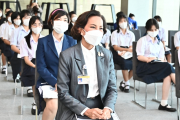 นางพรรณสิริ กุลนาถศิริ สมาชิกสภาผู้แทนราษฎร จังหวัดสุโขทัย พรรคพลังประชารัฐ นำคณะครูและนักเรียนโรงเรียนอุดมดรุณี โครงการห้องเรียนพิเศษนิติศาสตร์ - รัฐศาสตร์ (LPSP) ประจำปีการศึกษา 2565 ศึกษาดูงานและเยี่ยมชมรัฐสภา
