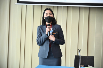 นางสาววลัยรัตน์ ชายท้าว ตัวแทนกลุ่มงานพัฒนาทรัพยากรสารสนเทศ สำนักวิชาการ บรรยายสรุป เรื่อง คลังสารสนเทศของสถาบันนิติบัญญัติของสำนักงานเลขาธิการสภาผู้แทนราษฎร ที่ผ่านการรับรองว่าเป็นคลังสารสนเทศที่เชื่อถือได้ตามมาตรฐานสากล CoreTrustSeal