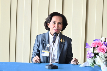 นางพรรณสิริ กุลนาถศิริ สมาชิกสภาผู้แทนราษฎร จังหวัดสุโขทัย พรรคพลังประชารัฐ กล่าวต้อนรับ คณะครูและนักเรียนโรงเรียนอุดมดรุณี โครงการห้องเรียนพิเศษนิติศาสตร์ - รัฐศาสตร์ (LPSP) ประจำปีการศึกษา 2565 ในโอกาสศึกษาดูงานและเยี่ยมชมรัฐสภา