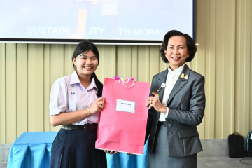 ตัวแทนนักเรียนโรงเรียนอุดมดรุณี มอบของที่ระลึกให้กับนางพรรณสิริ กุลนาถศิริ สมาชิกสภาผู้แทนราษฎร จังหวัดสุโขทัย พรรคพลังประชารัฐ (1)
