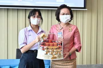 ตัวแทนนักเรียนโรงเรียนอุดมดรุณี มอบของที่ระลึกให้กับนางพรพิศ เพชรเจริญ เลขาธิการสภาผู้แทนราษฎร