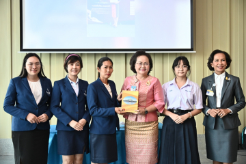 เลขาธิการสภาผู้แทนราษฎรมอบของที่ระลึกให้แก่ คณะครูและนักเรียนโรงเรียนอุดมดรุณี จังหวัดสุโขทัย