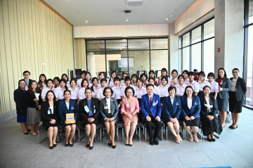 เลขาธิการสภาผู้แทนราษฎรและคณะครูและนักเรียนโรงเรียนอุดมดรุณี ถ่ายภาพที่ระลึกร่วมกัน