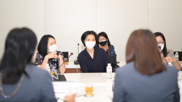 บุคลากรของหอสมุดแห่งมหาวิทยาลัยธรรมศาสตร์ ระหว่างฟังบรรยาย (2)