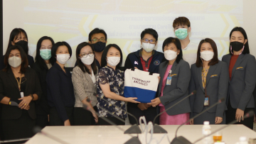 บุคลากรของหอสมุดแห่งมหาวิทยาลัยธรรมศาสตร์ มอบของที่ระลึกแก่หอสมุดรัฐสภา