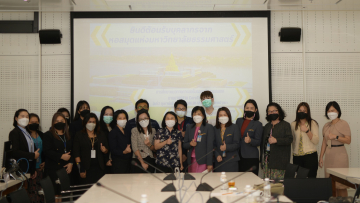 บุคลากรของหอสมุดแห่งมหาวิทยาลัยธรรมศาสตร์และบุคลากรหอสมุดรัฐสภาถ่ายภาพร่วมกัน