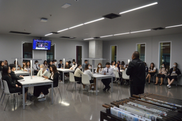 บรรณารักษ์หอสมุด กล่าวต้อนรับคณะผู้เยี่ยมชมคณะนักศึกษาฝึกงาน สำนักงานเลขาธิการวุฒิสภา