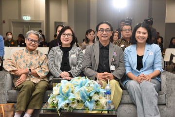 คณะวิทยากรถ่ายภาพร่วมกัน