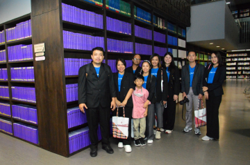 คณะผู้บริหารและบุคลากรจากมหาวิทยาลัยราชภัฏภูเก็ตถ่ายภาพเป็นที่ระลึกบริเวณรายงานการประชุมวุฒิสภา