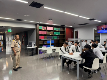 บรรณารักษ์หอสมุด กล่าวต้อนรับคณะอาจารย์ และนักศึกษา มหาวิทยาลัยราชภัฏราชนครินทร์ และแนะนำทรัพยากรในหอสมุด