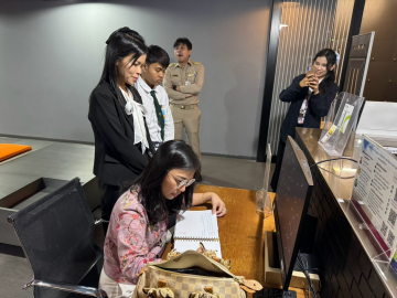 ตัวแทนจาก คณะอาจารย์ และนักศึกษา มหาวิทยาลัยราชภัฏราชนครินทร์ ให้เกียรติบันทึกความประทับใจในสมุดเยี่ยมชม